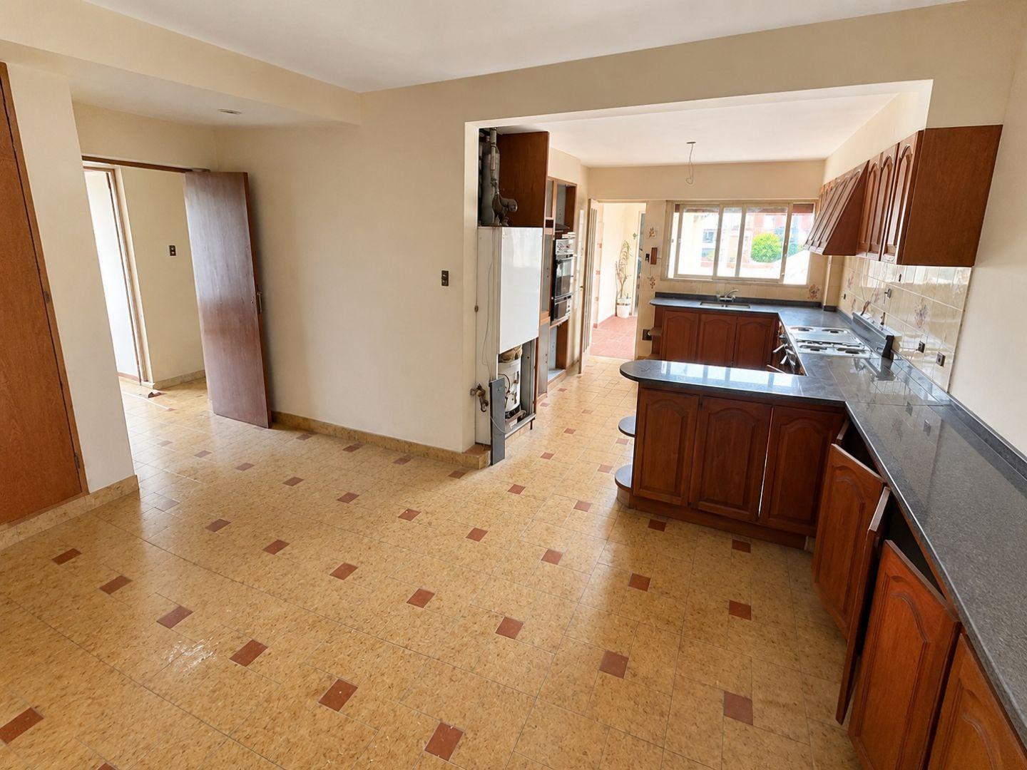 Foto de AMPLIO SEMIPISO DE 4 AMBIENTES CON TERRAZA PROPIA, BALCÓN CORRIDO, imagen 5