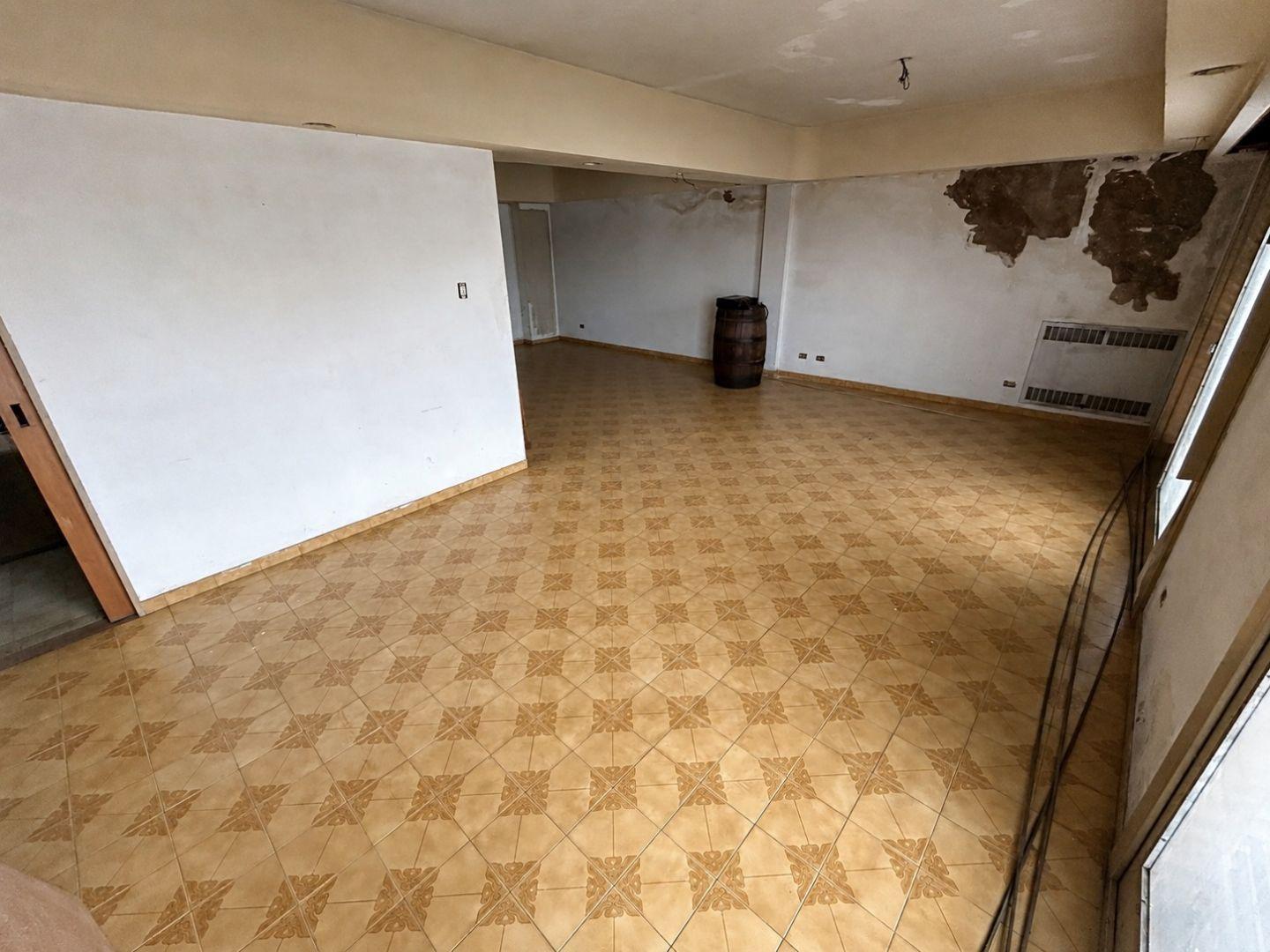 Foto de AMPLIO SEMIPISO DE 4 AMBIENTES CON TERRAZA PROPIA, BALCÓN CORRIDO, imagen 4