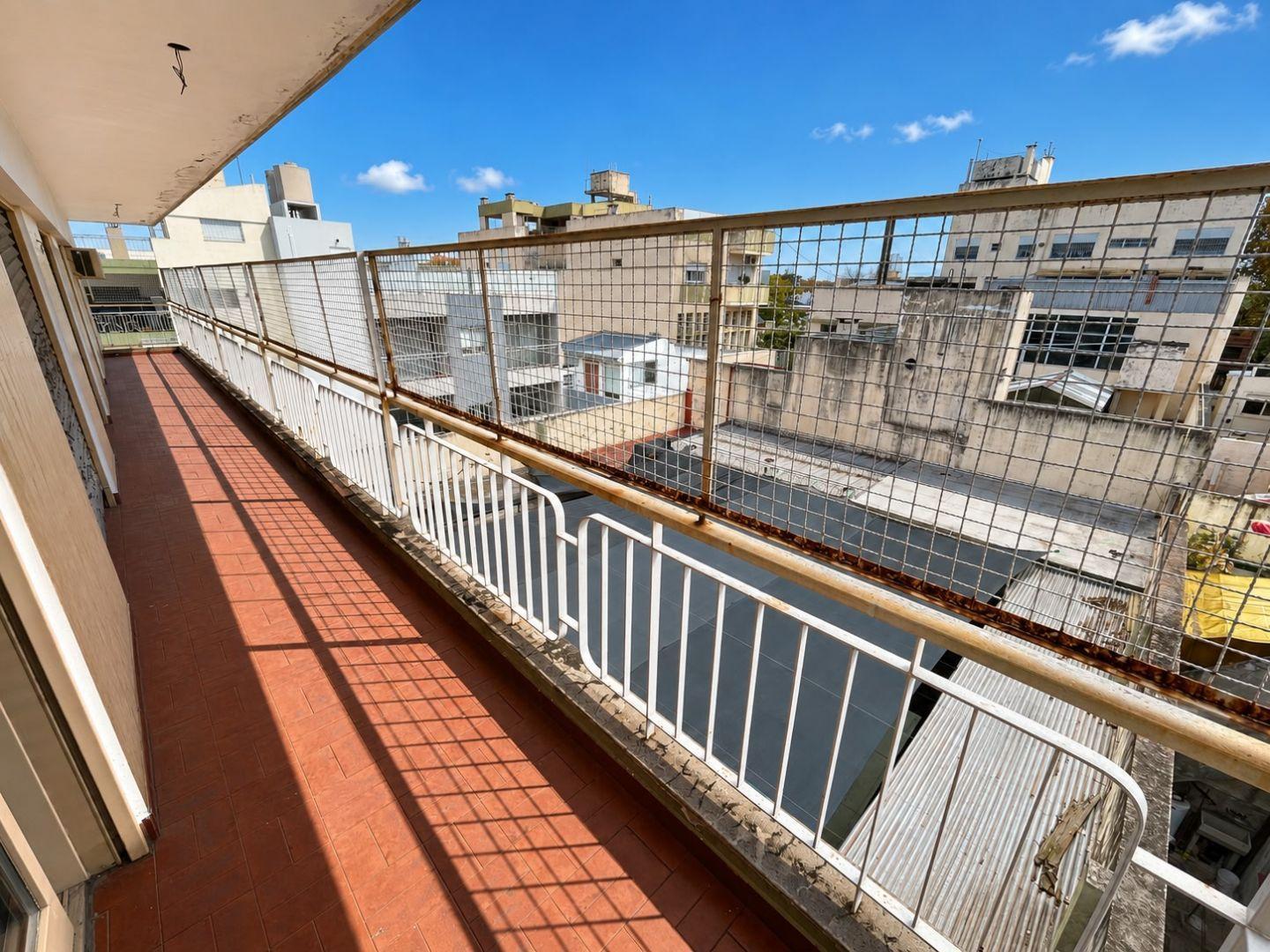 Foto de AMPLIO SEMIPISO DE 4 AMBIENTES CON TERRAZA PROPIA, BALCÓN CORRIDO, imagen 2