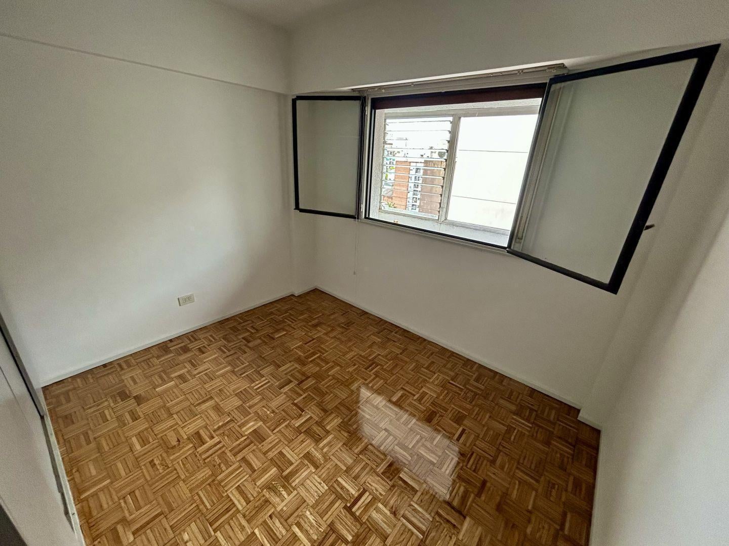Foto de LUMINOSO 2 AMB C/ BALCON - PISO - MUY BAJAS EXPENSAS PROXIMO AL PARQUE, imagen 4