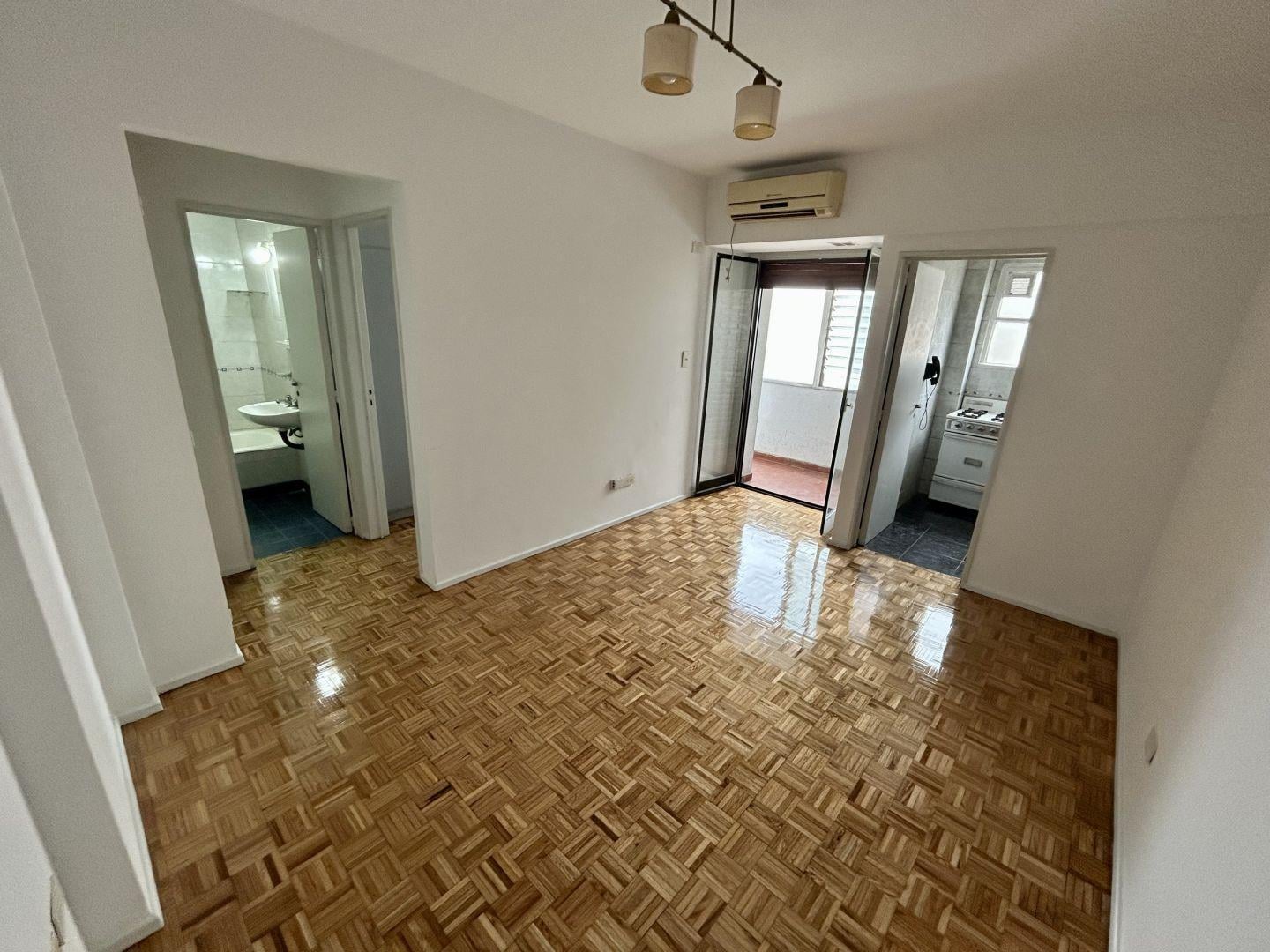 Foto de LUMINOSO 2 AMB C/ BALCON - PISO - MUY BAJAS EXPENSAS PROXIMO AL PARQUE, imagen 5