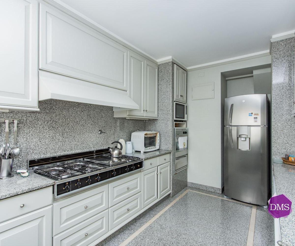Callao y Quintana - Excelente Duplex con Terraza 2 Cocheras Muy Luminoso 3