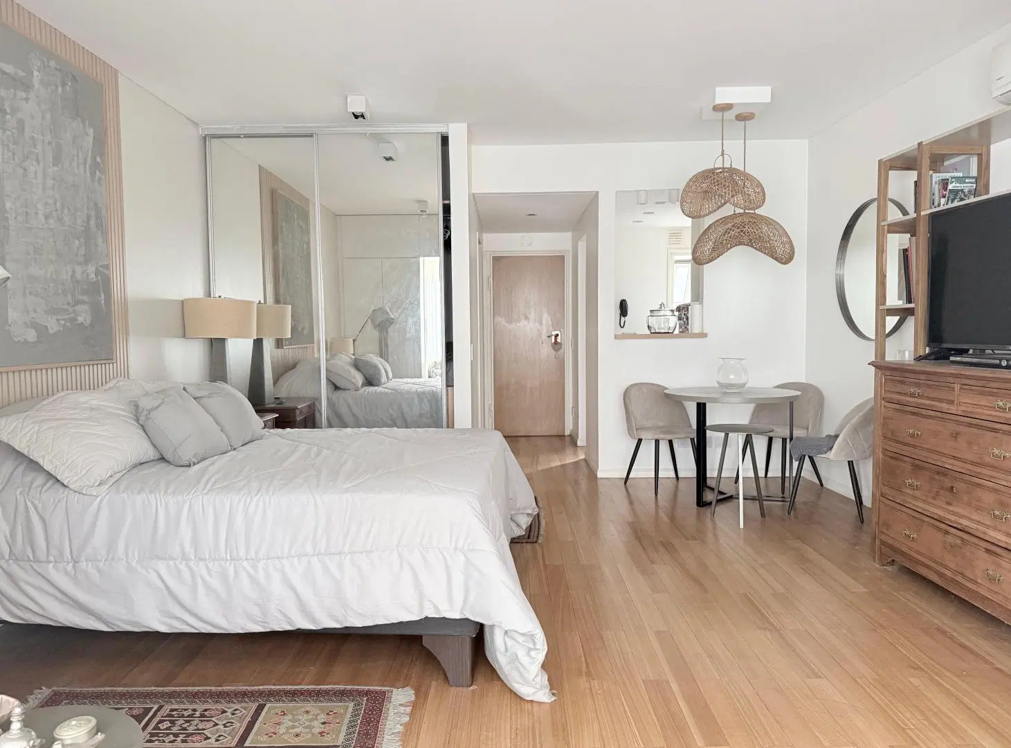 Libertad y Posadas. Monoambiente AMOBLADO - FULL AMENITIES 3