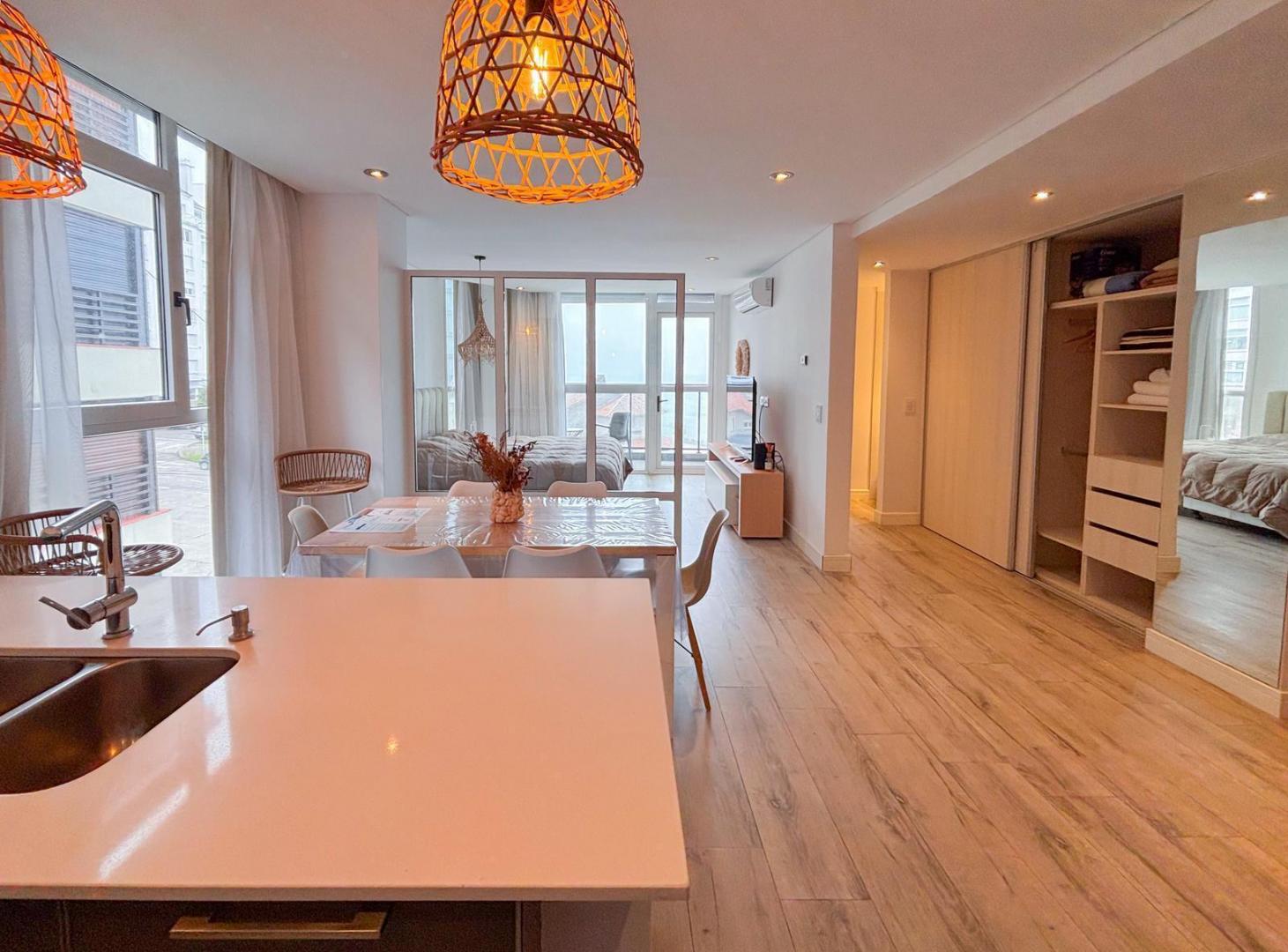 Foto de VENTA DEPARTAMENTO 2 AMBIENTES CON VISTA AL MAR , 2 COCHERAS Y BAULERA, imagen 3