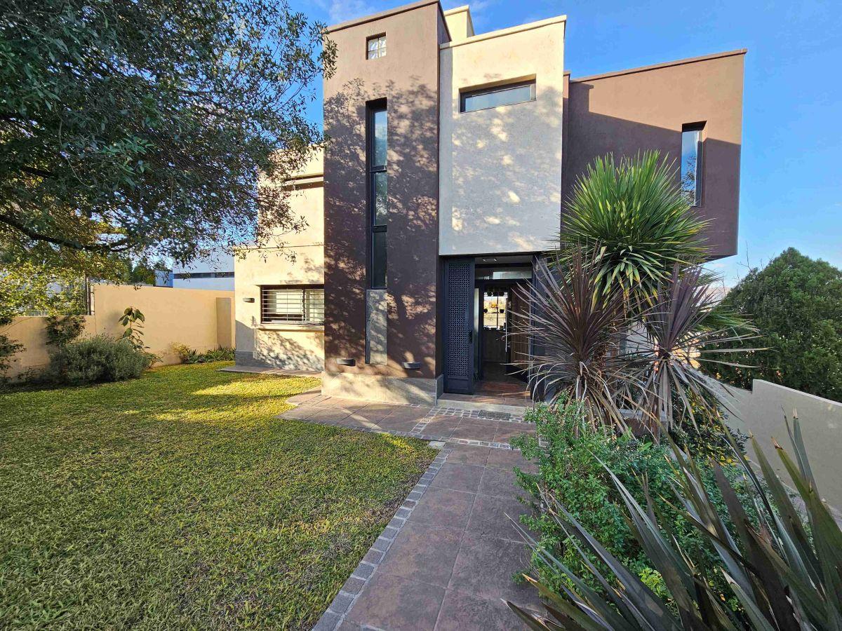 UNA CASA DE REVISTA ! EN VENTA, EN VILLA CARLOS PAZ, VILLA DEL LAGO, MAGNÍFICA, TREMENDA VISTA.