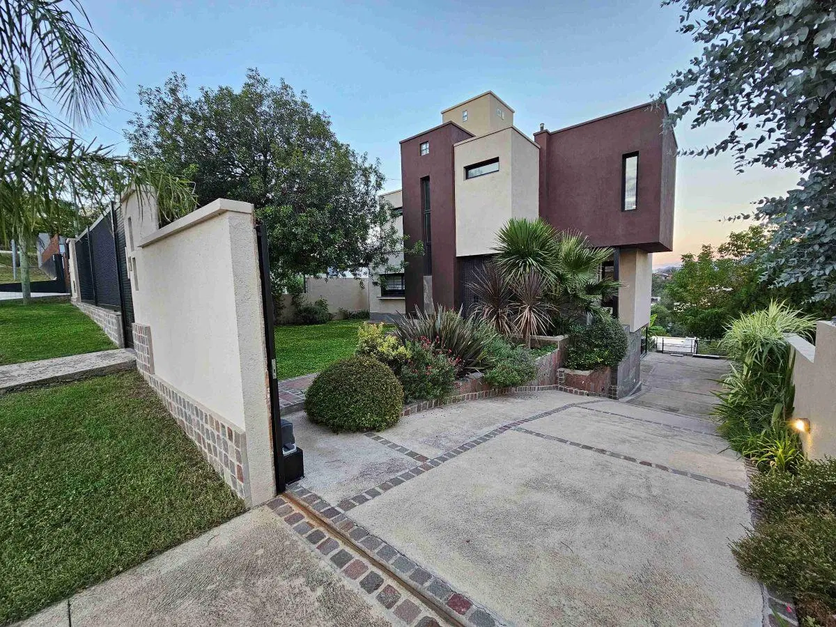 UNA CASA DE REVISTA ! EN VENTA, EN VILLA CARLOS PAZ, VILLA DEL LAGO, MAGNÍFICA, TREMENDA VISTA. 3