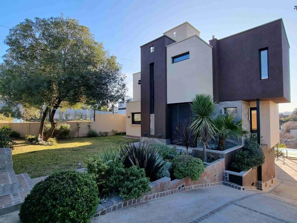 UNA CASA DE REVISTA ! EN VENTA, EN VILLA CARLOS PAZ, VILLA DEL LAGO, MAGNÍFICA, TREMENDA VISTA. 4