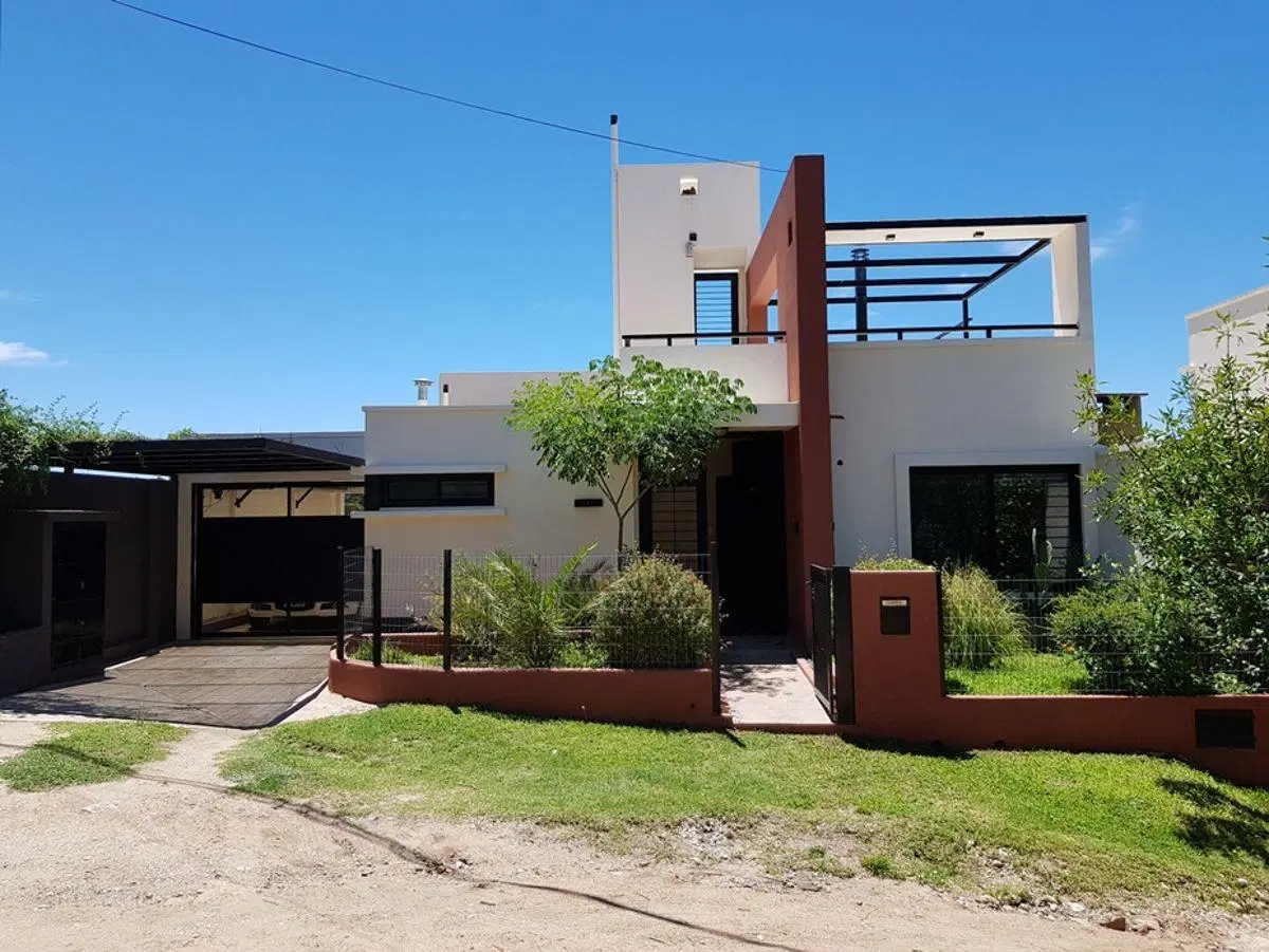 EXCELENTE CASA EN VENTA EN VILLA CARLOS PAZ, 3 DORMITORIOS, PILETA, VISTA PANORÁMICA, HERMOSA. 2