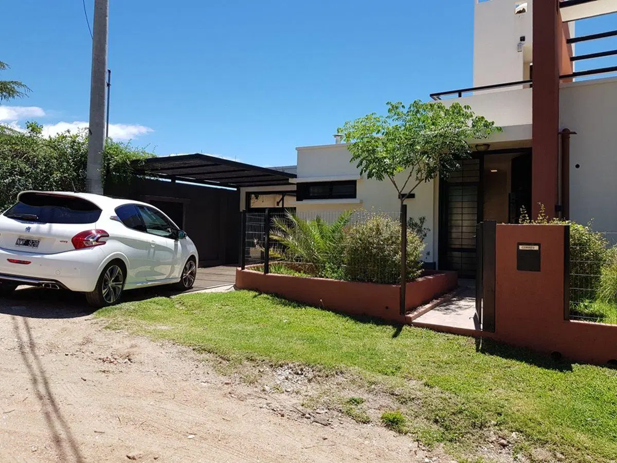 EXCELENTE CASA EN VENTA EN VILLA CARLOS PAZ, 3 DORMITORIOS, PILETA, VISTA PANORÁMICA, HERMOSA. 4