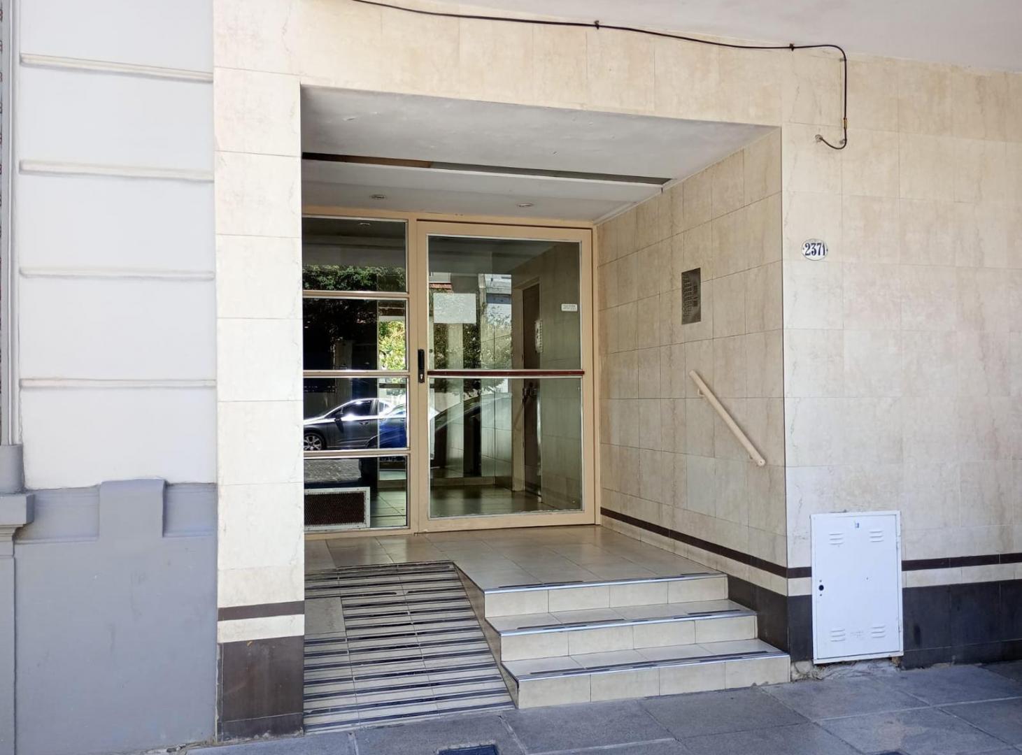 VENTA PATERNAL  DEPARTAMENTO 2 AMB.  LATERAL MUY LUMINOSO. 3 CUADRAS METROBUS AV SAN MARTIN