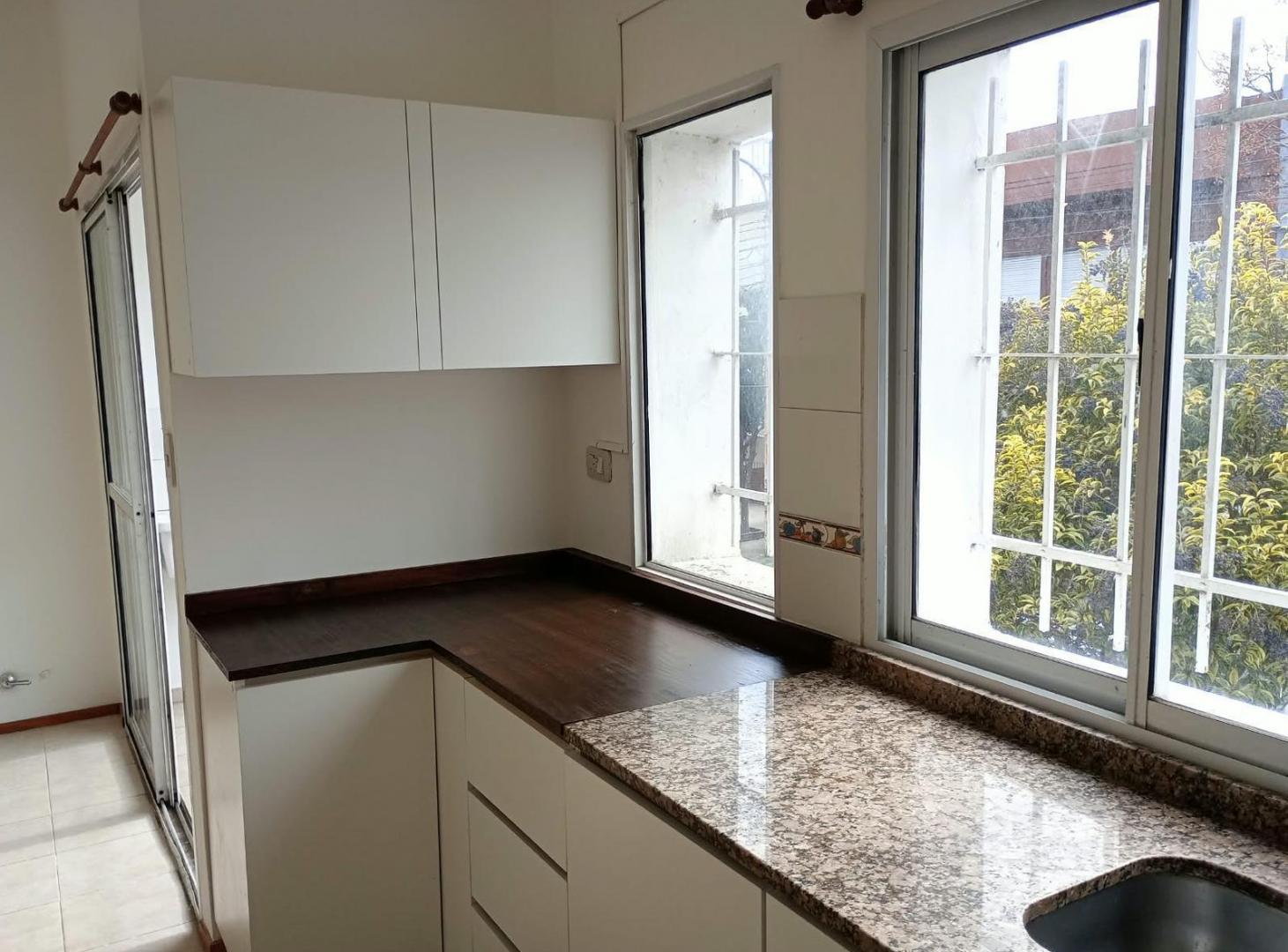 Foto de PH 2 AMB. 1ER PISO X ESCALERA. COCINA INTEGRADA. BALCON CON LAVADERO, imagen 3