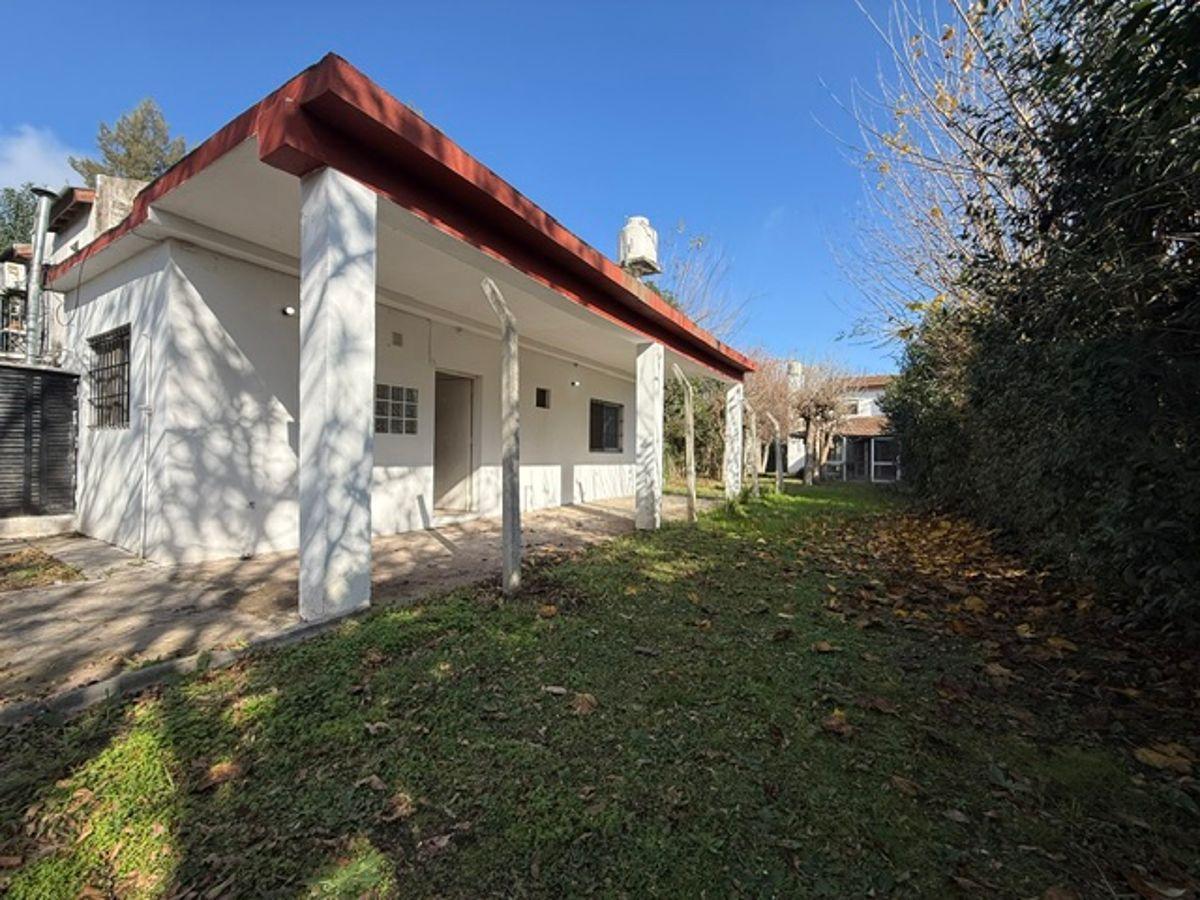 Casa de 2 Ambientes sobre amplio terreno de 323m2! Super Oportunidad