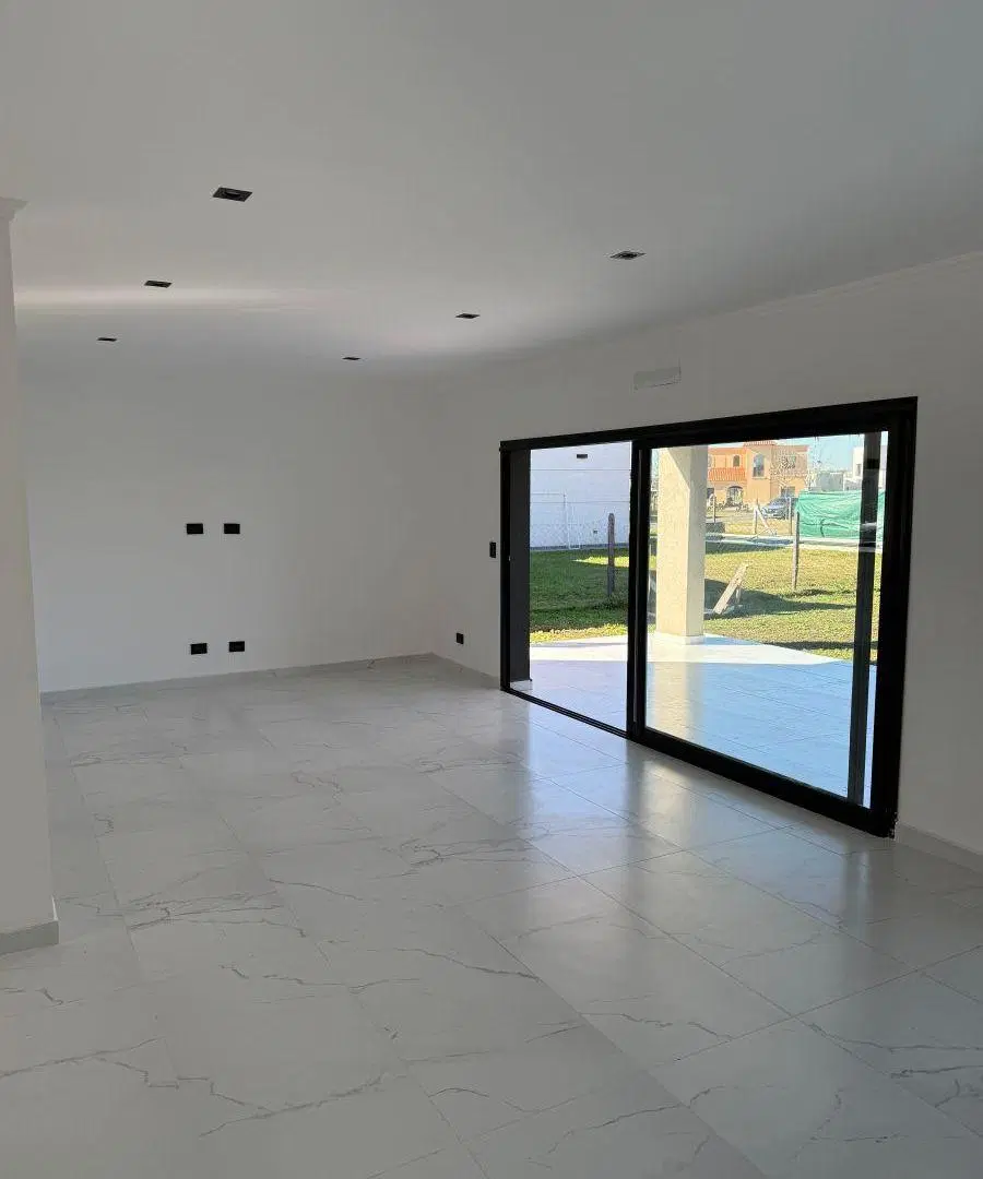Preciosa casa con detalles de categoría y amplia financiación 2
