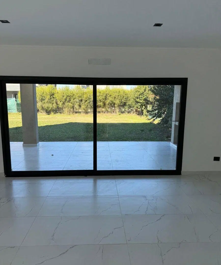 Preciosa casa con detalles de categoría y amplia financiación 5