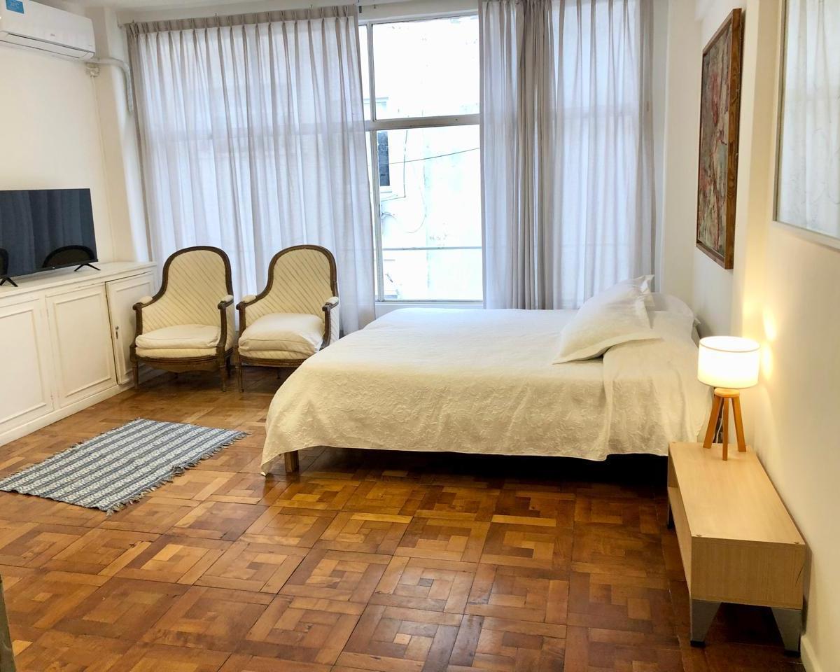 Foto de VENTA - MONOAMBIENTE MUY BIEN UBICADO- LUMINOSO- FRENTE A PLAZA, imagen 2