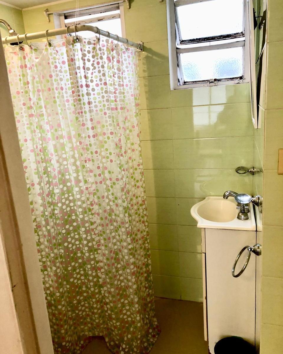 Foto de VENTA - MONOAMBIENTE MUY BIEN UBICADO- LUMINOSO- FRENTE A PLAZA, imagen 3