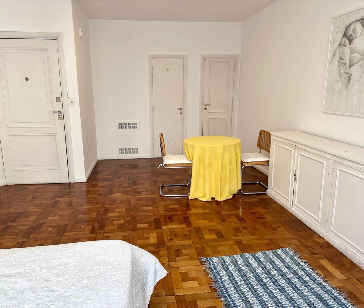 Foto de VENTA - MONOAMBIENTE MUY BIEN UBICADO- LUMINOSO- FRENTE A PLAZA, imagen 4
