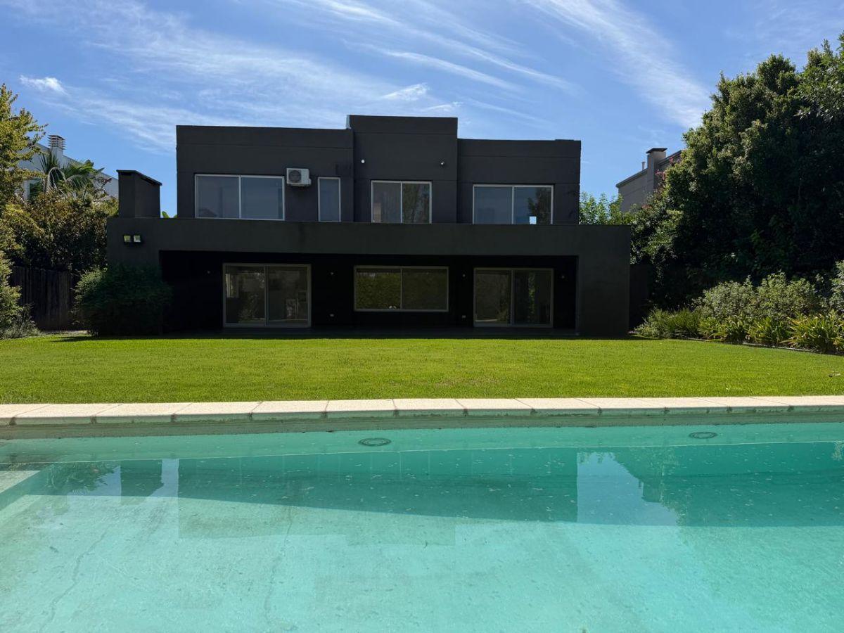 Casa en Venta Barrio Las Liebres excelente ubicación sobre el parque central