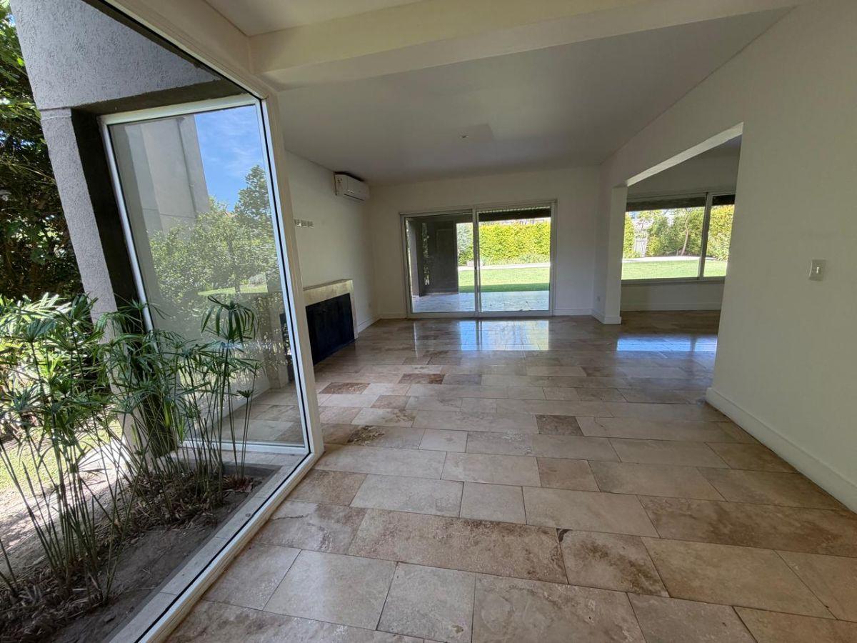 Foto de Casa en Venta Barrio Las Liebres excelente ubicación sobre el parque, imagen 4