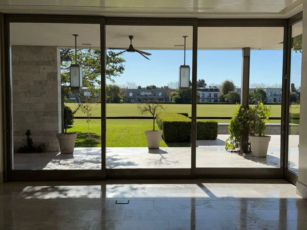 Casa a la venta sobre cancha de polo 5