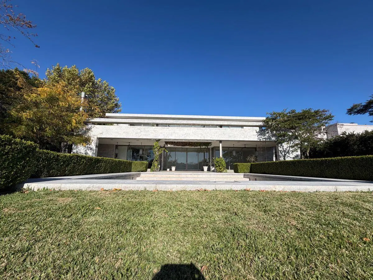 Casa a la venta sobre cancha de polo 4