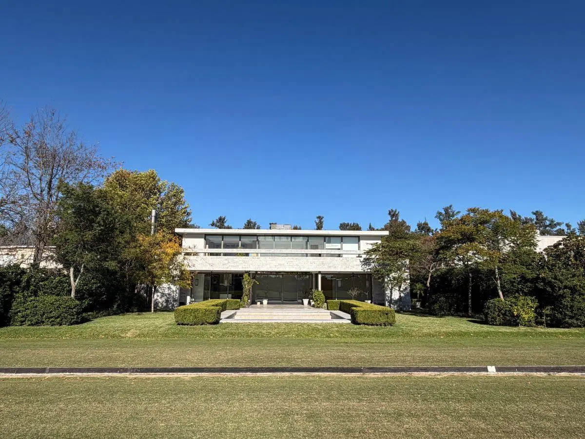 Casa a la venta sobre cancha de polo 2