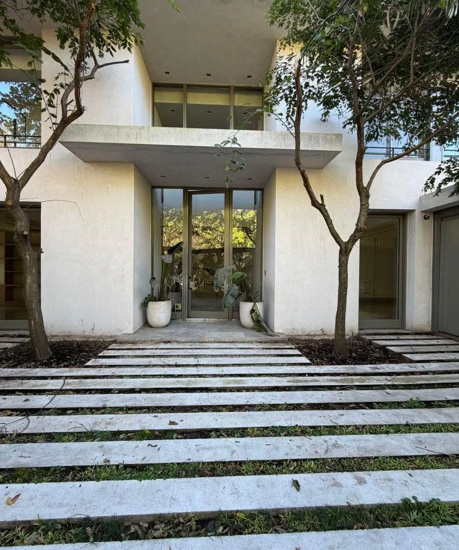 Casa a la venta sobre cancha de polo 1