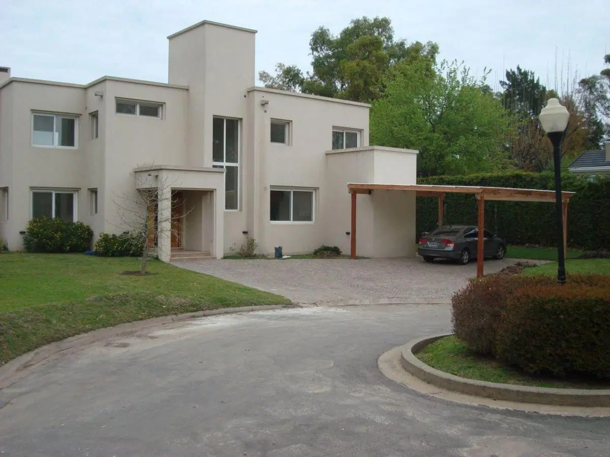 Casa de 800 m2 con 3 dormitorios en venta en Bosque Chico 4