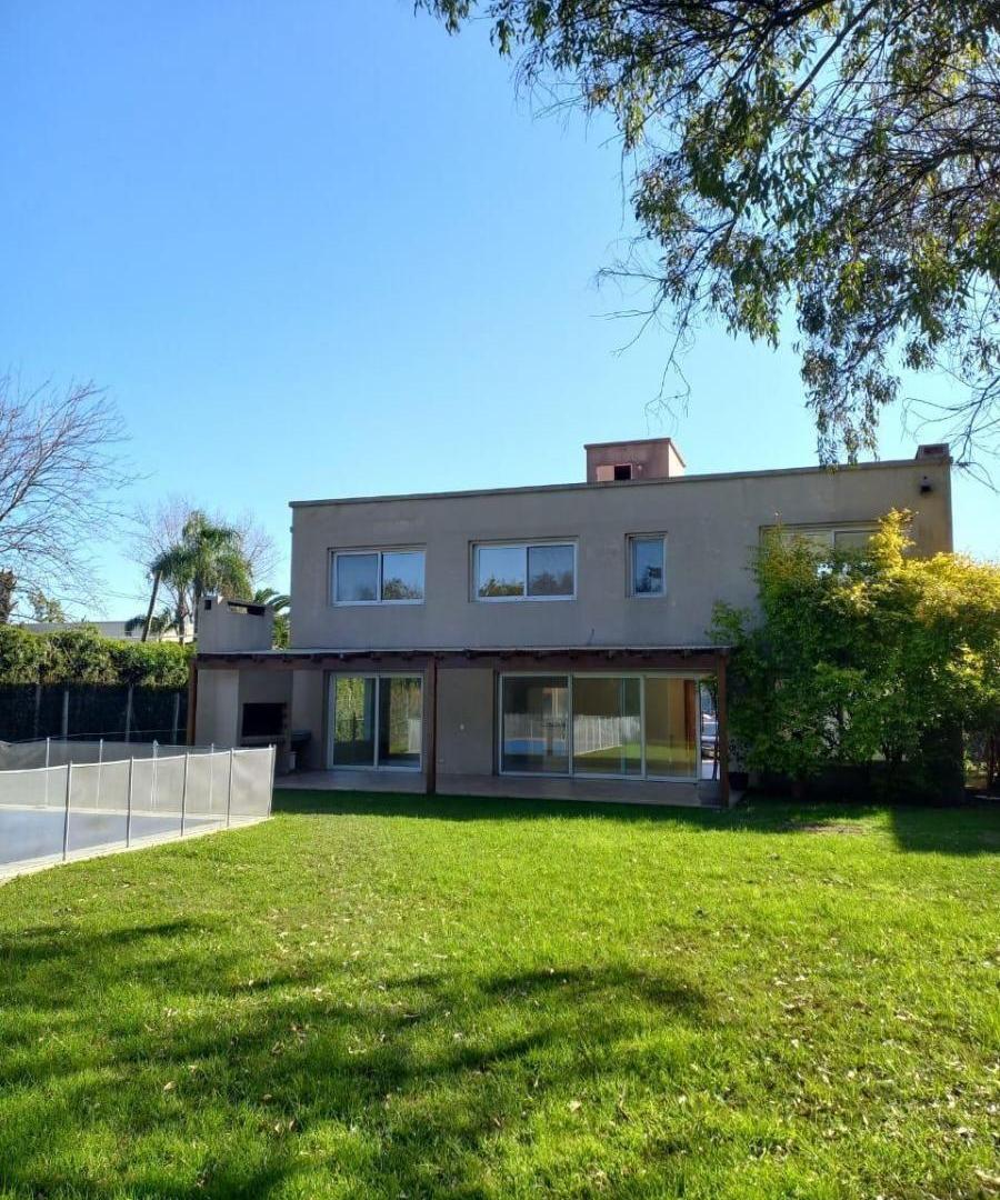 Casa de 800 m2 con 3 dormitorios en venta en Bosque Chico