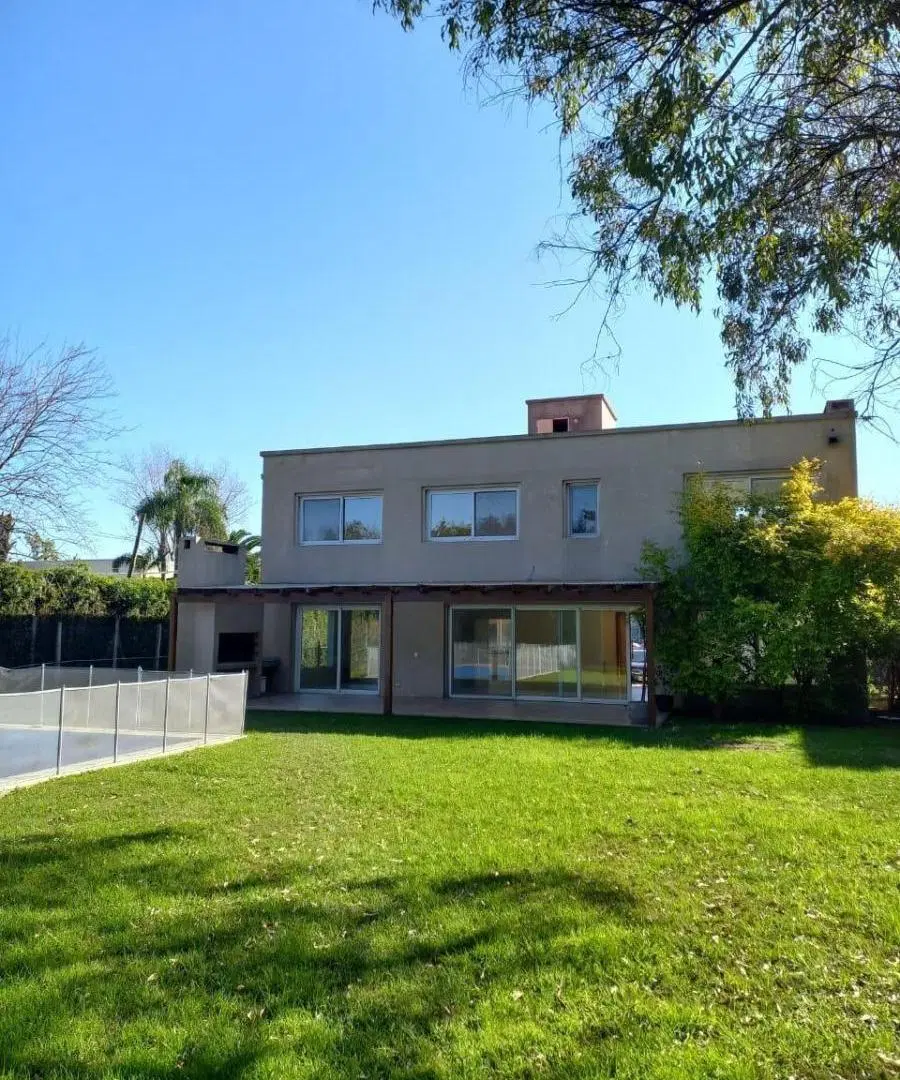 Casa de 800 m2 con 3 dormitorios en venta en Bosque Chico 3
