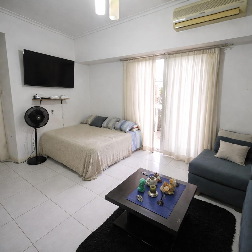 Monoambiente contrafrente con balcon con parrilla