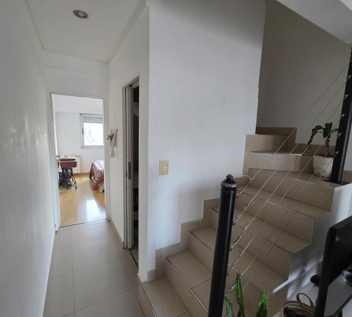 Foto de Departamento tipo duplex 3 ambientes con cochera en Lanús Este, imagen 3