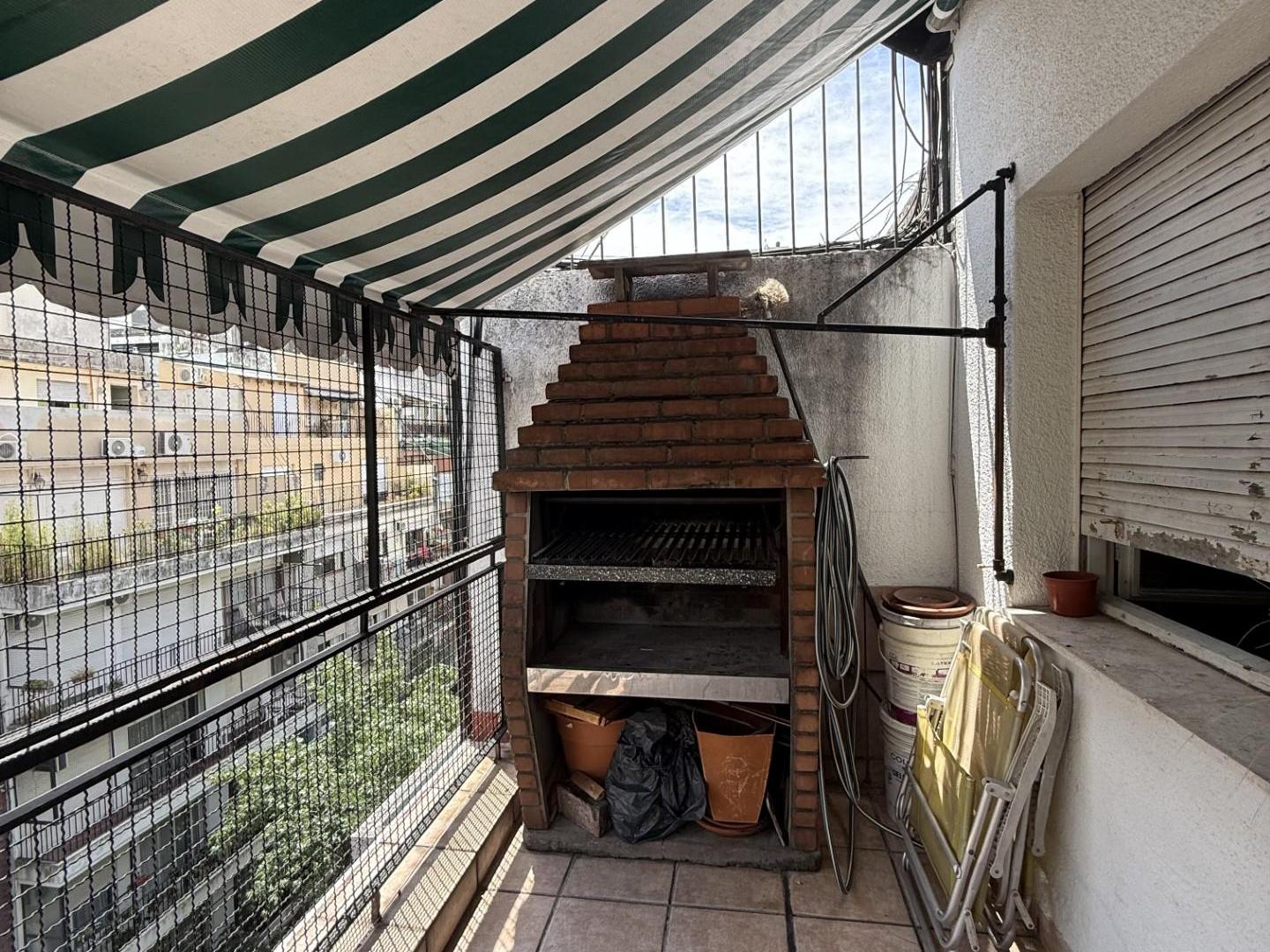 PISO DE 4 AMBIENTES Y DEPENDENCIA CON 2 TERRAZAS, GARAGE, EN ESQUINA PARA REMODELAR BELGRANO