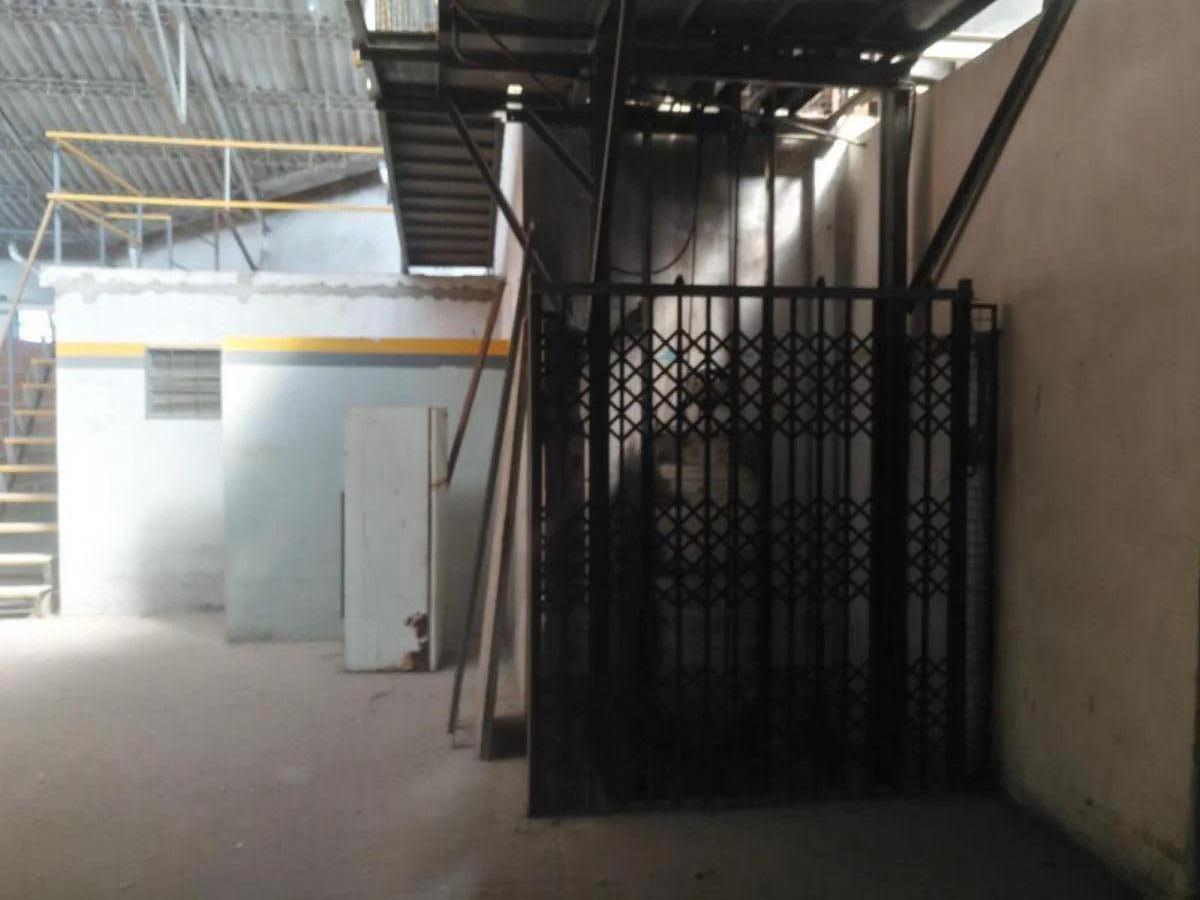 Deposito en Dos Plantas / 1350 m² 1