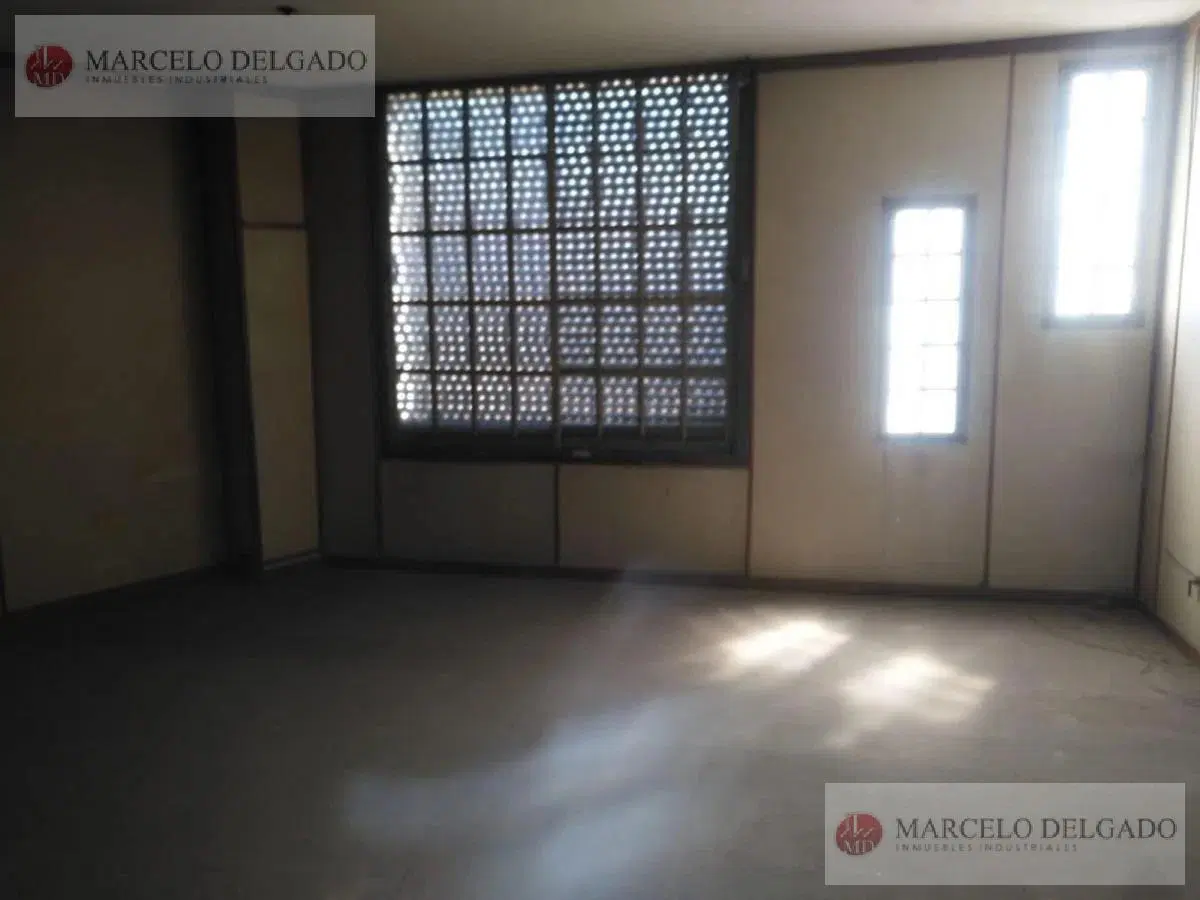 Deposito en dos plantas / 1350 m2 2