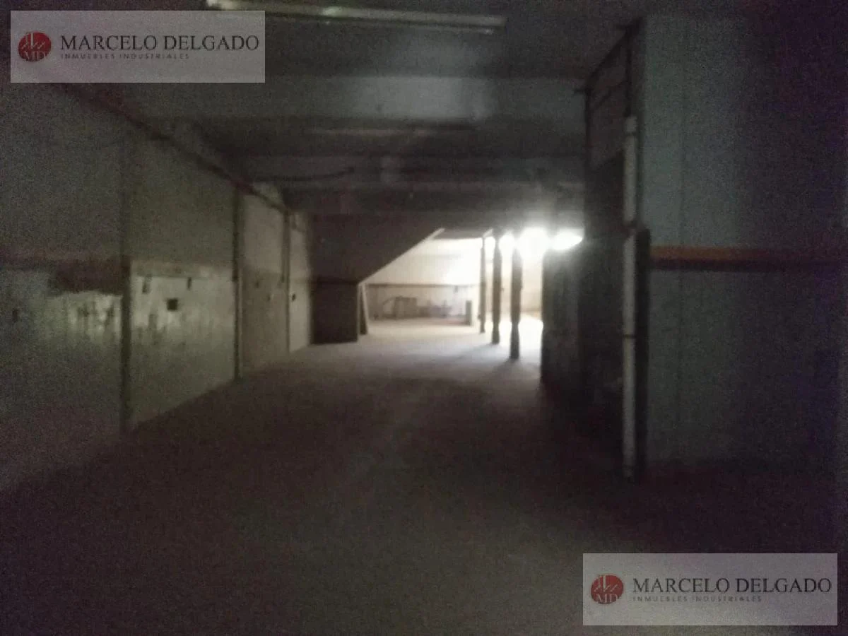 Deposito en dos plantas / 1350 m2