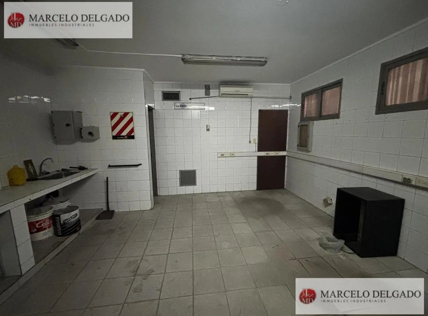 Depósito de 2000 metros con triple entrada en BANFIELD Alquiler 4