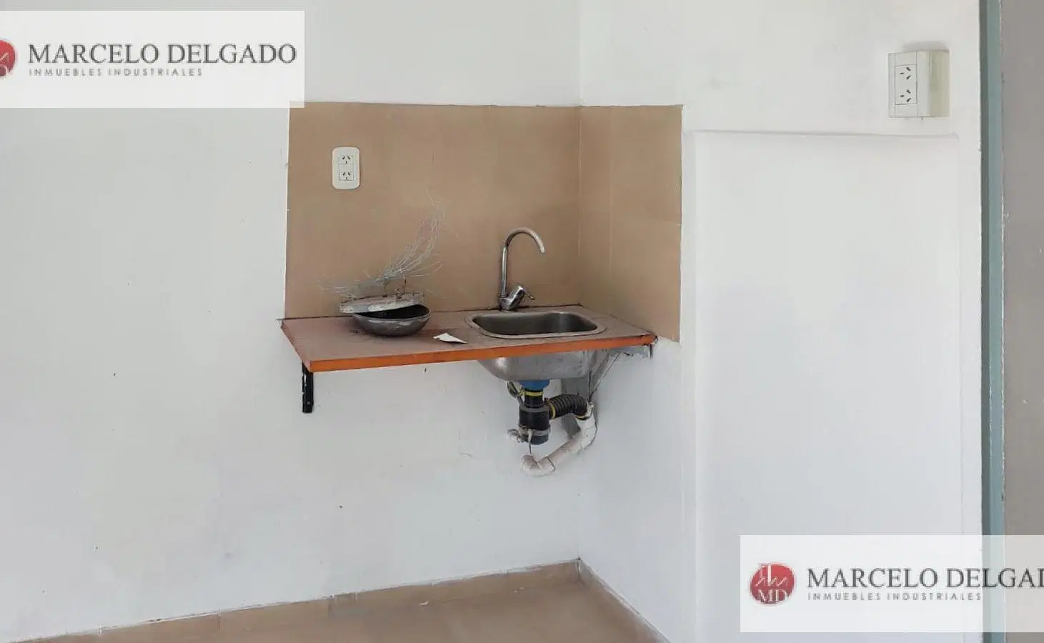 Depósito con entrepiso y doble ingreso – 100 m² – Villa Santa Rita 4