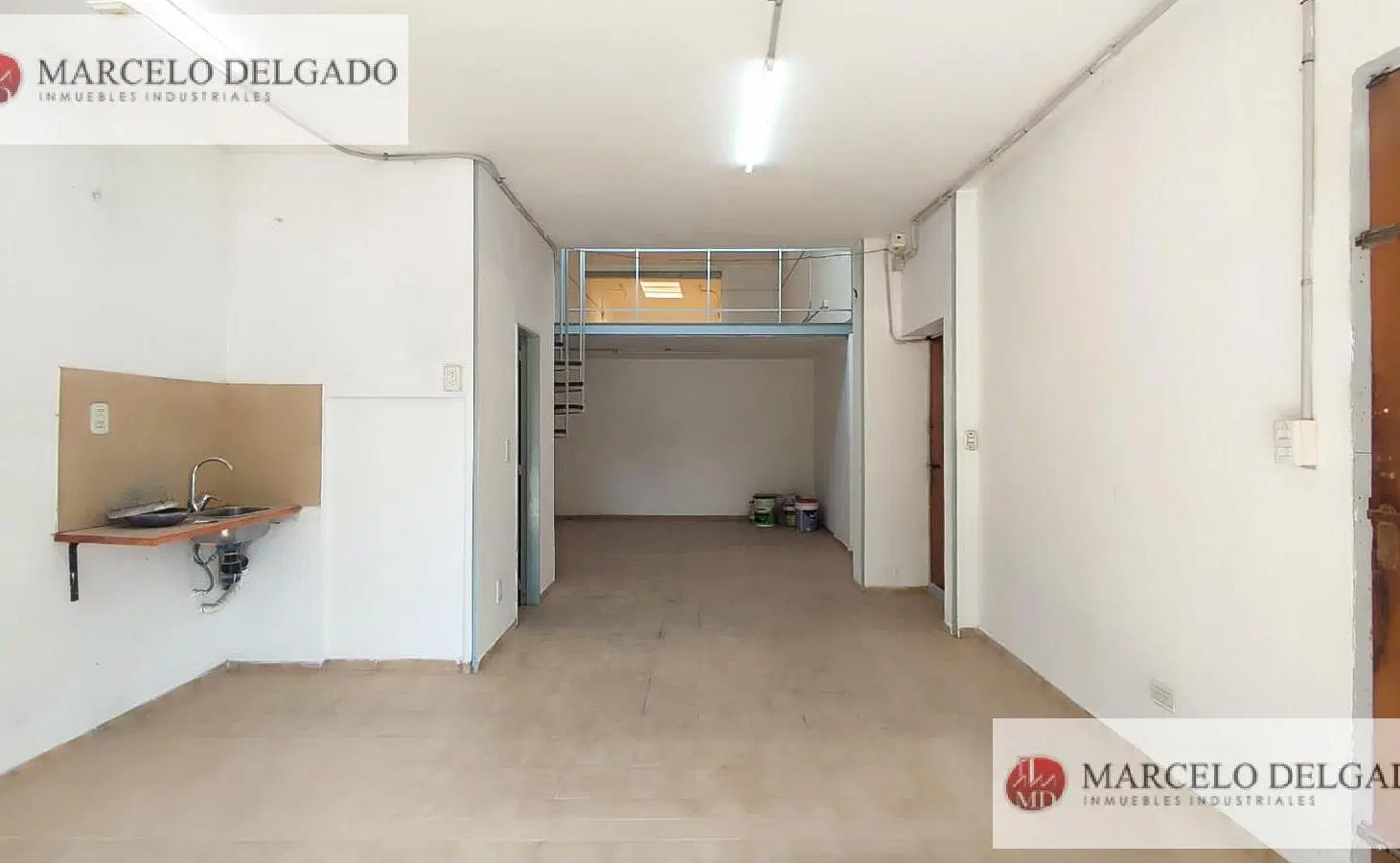 Depósito con entrepiso y doble ingreso – 100 m² – Villa Santa Rita 2