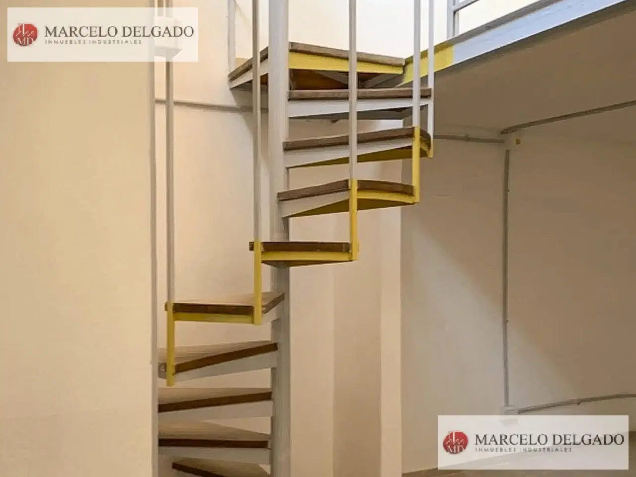 Depósito con entrepiso y doble ingreso – 100 m² – Villa Santa Rita 3