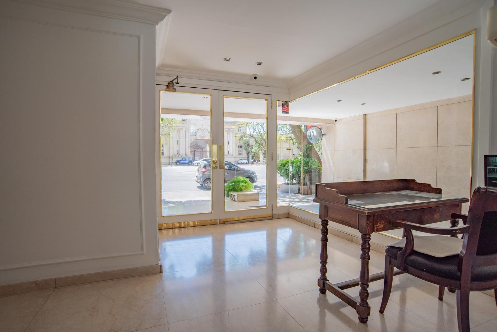 Departamento en venta de categoría sobre Av. Libertador, de 5 ambientes, con balcón en  Las Cañitas