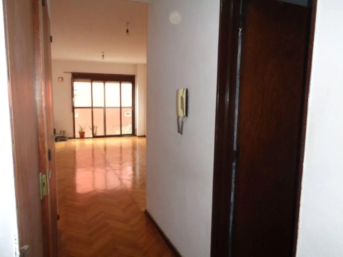MONOAMBIENTE, AMPLIO, LUMINOSO, COCINA INTEGRADA, AMPLIO PLACARD. SOBRE AVDA. BELGRANO,APTO FINAER. 4