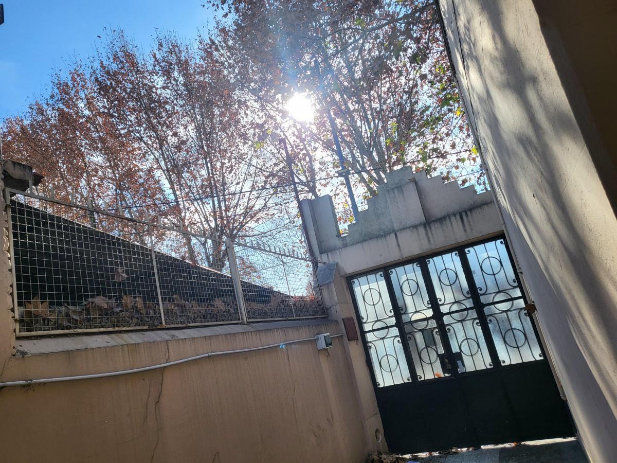Vendo en Mataderos. Sobre Lote Propio. 2 Viviendas + Local. Garage y Jardín 2