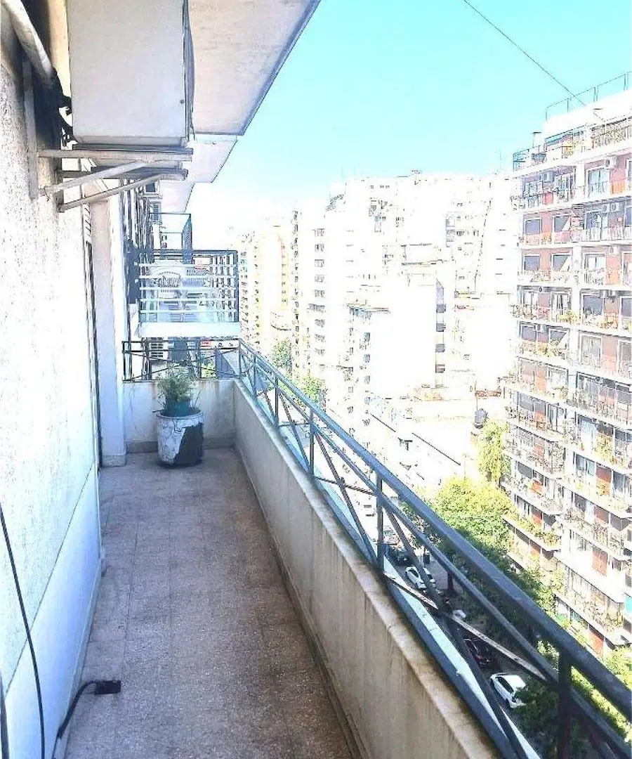 Venta en Caballito. Amplio departamento de 2 Dormitorios y Escritorio. Con balcón corrido al frente. 5