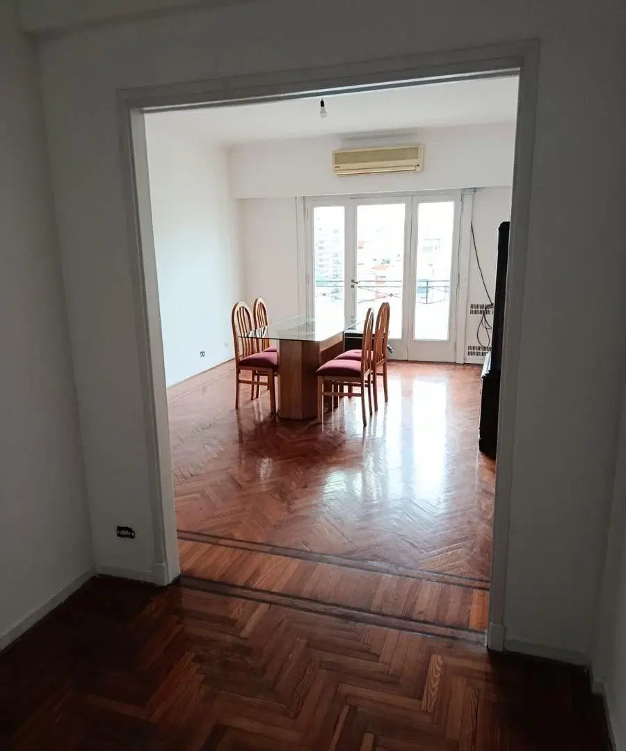 Venta en Caballito. Amplio departamento de 2 Dormitorios y Escritorio. Con balcón corrido al frente. 2