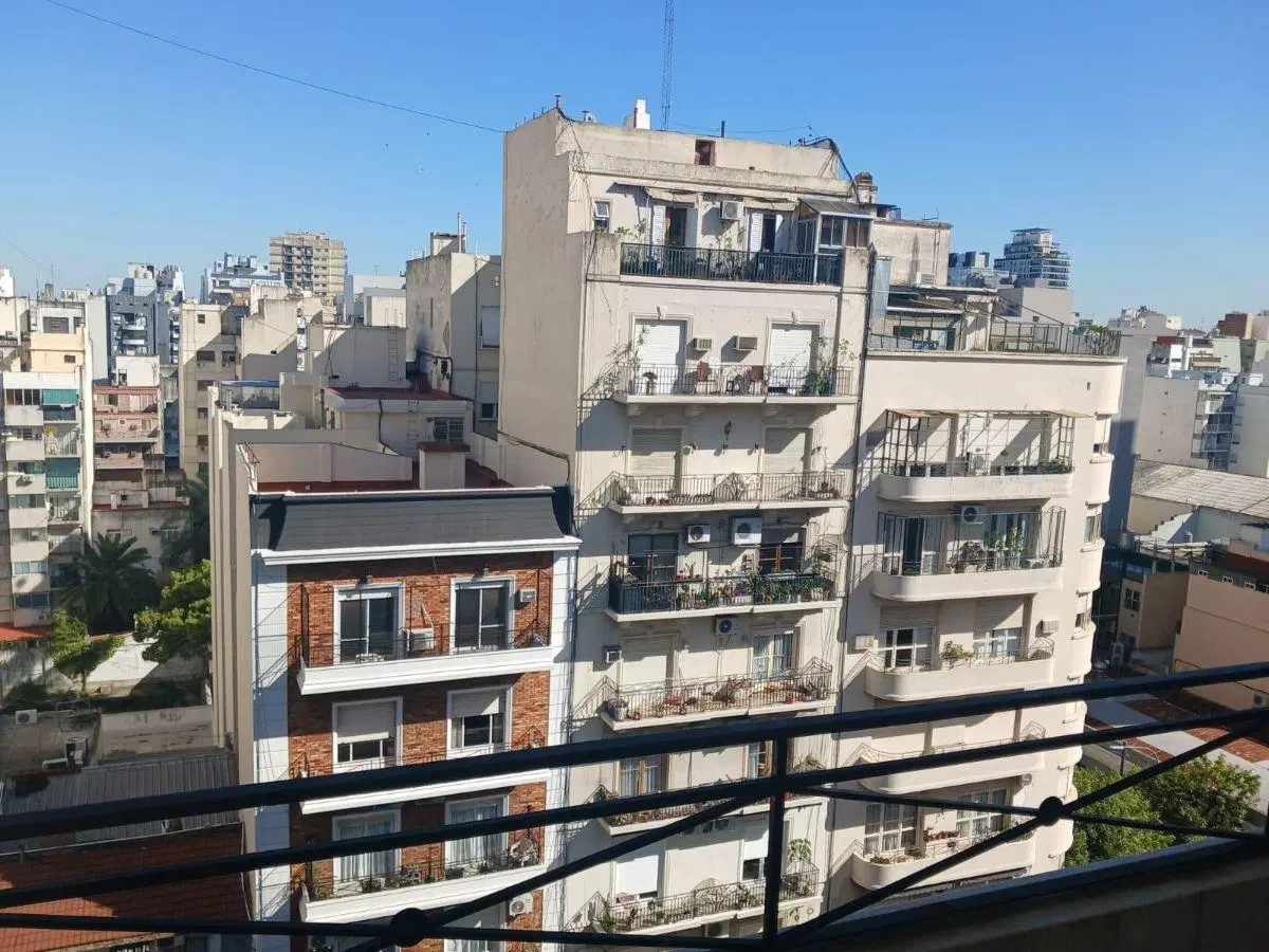 Venta en Caballito. Amplio departamento de 2 Dormitorios y Escritorio. Con balcón corrido al frente. 4