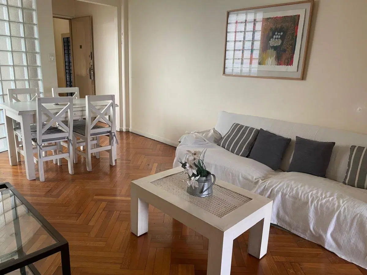 Vendo en Monserrat. Departamento de 3 ambientes con balcón. Apto Crédito 8