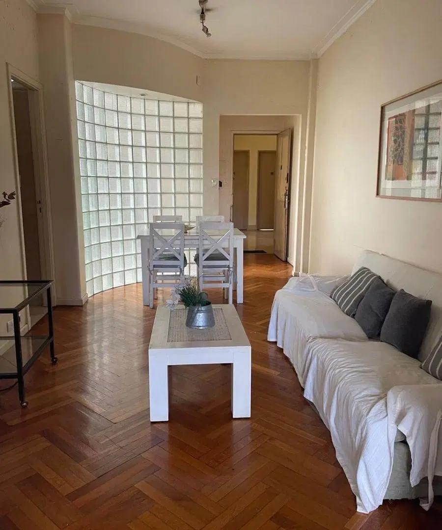 Vendo en Monserrat. Departamento de 3 ambientes con balcón. Apto Crédito 4
