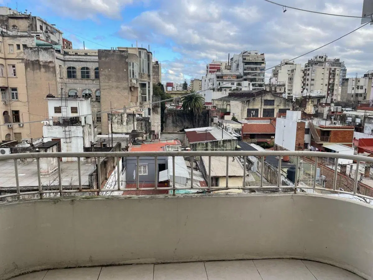 Vendo en Monserrat. Departamento de 3 ambientes con balcón. Apto Crédito 1