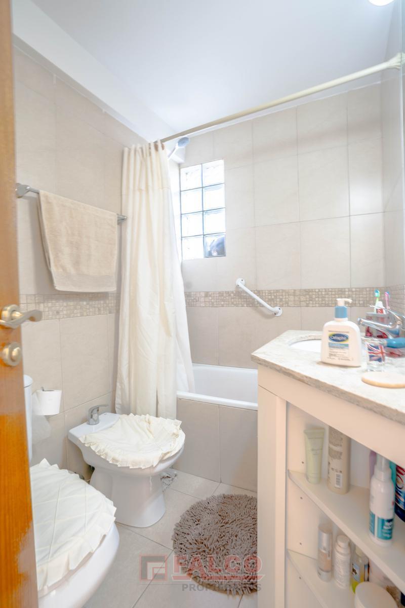 Departamento en Flores - 4 Ambientes - Frente - Balcon - Impecable 5